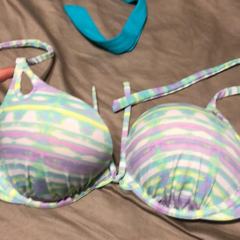 Bombshell Victoria’s Secret swim top